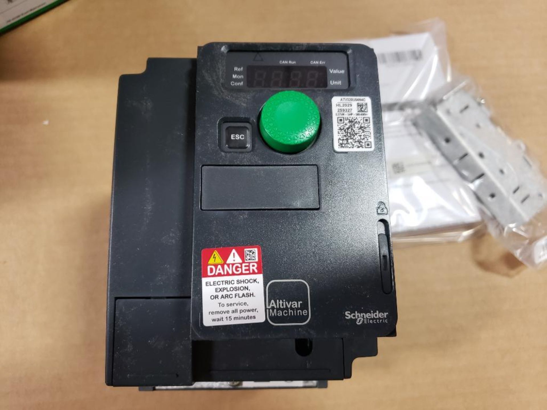 Schneider Electric Altivar ATV320U04N4C ac speed drive. 0.37kw, 1/2HP, 280-500V, 3PH.