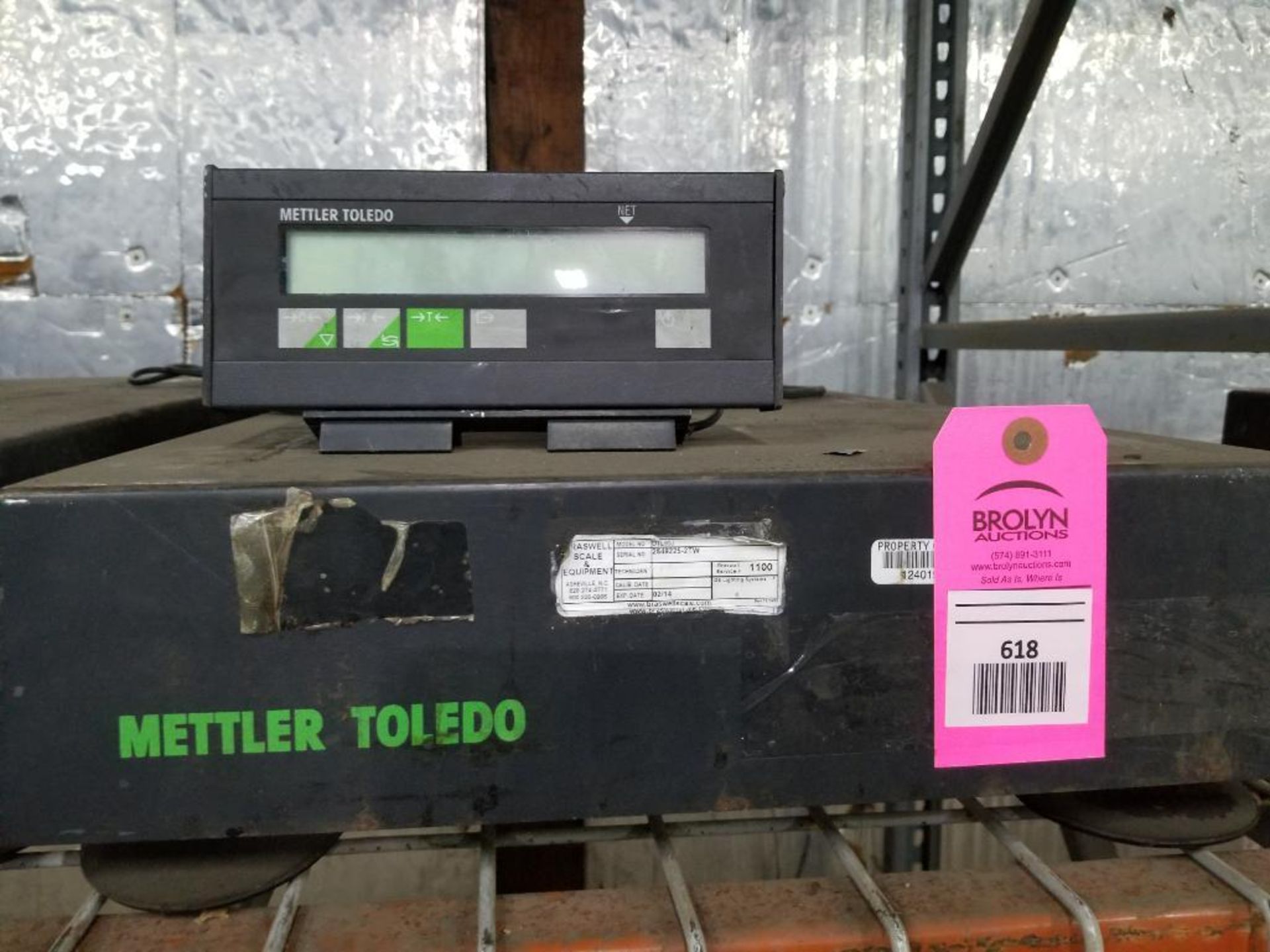 Mettler Toledo platform scale with display head. Model DTL60J.