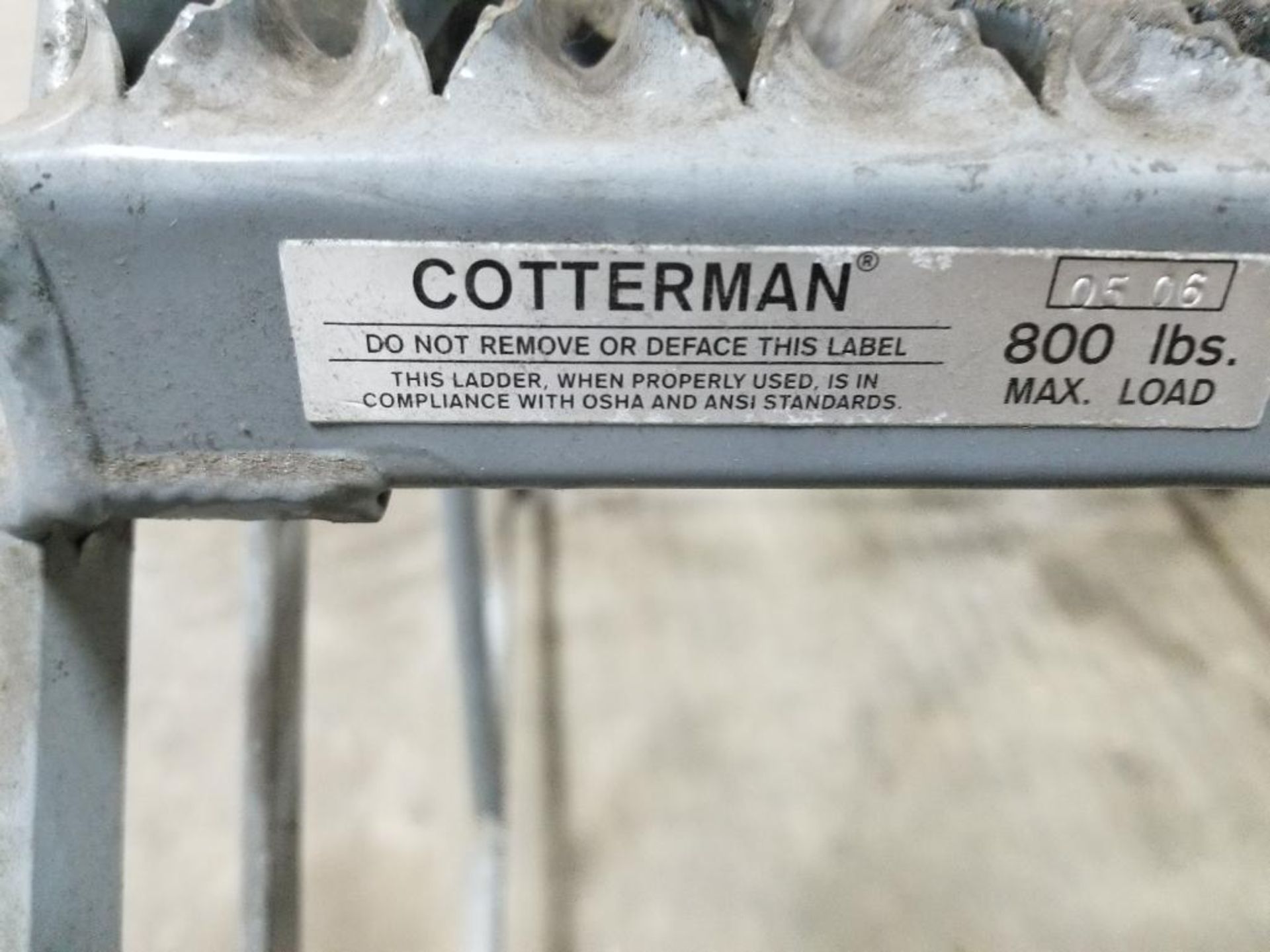4 step Cotterman rolling ladder. 800lb capacity. - Image 5 of 5