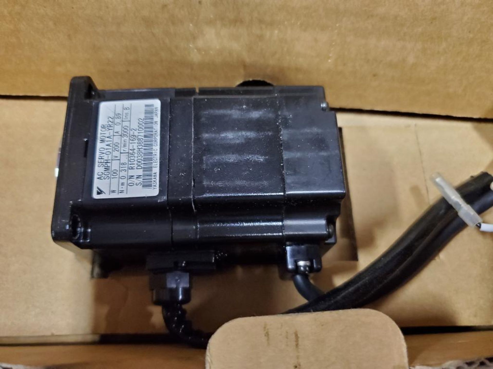 Yaskawa ac servo motor SGMPH-01A1A-YR22. New in box. - Image 2 of 6