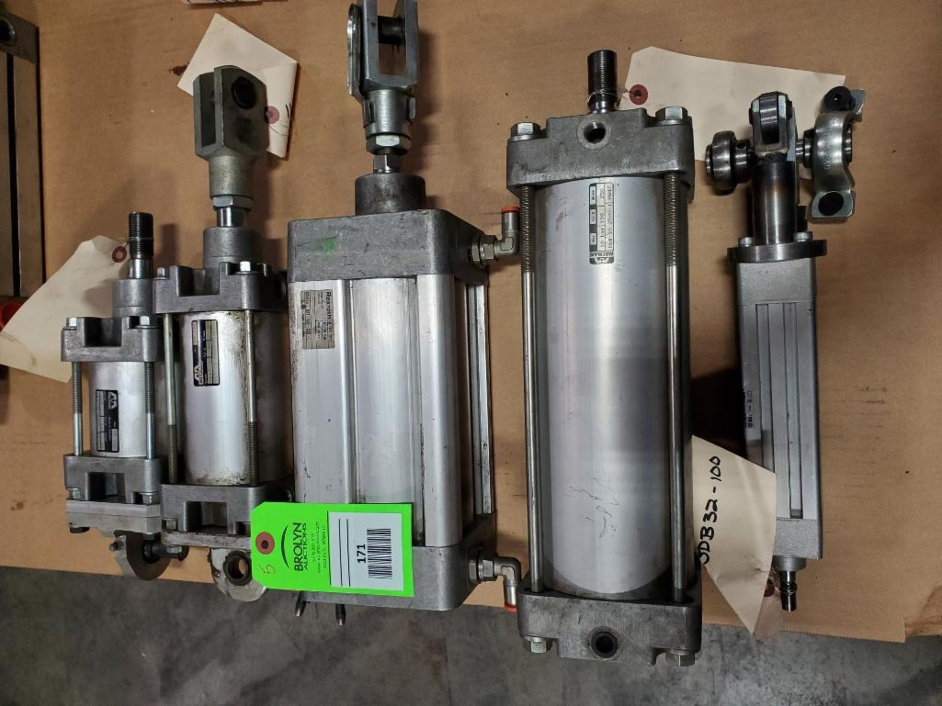 Qty 5 - Assorted pneumatic cylinders. Rexroth, Mecman.