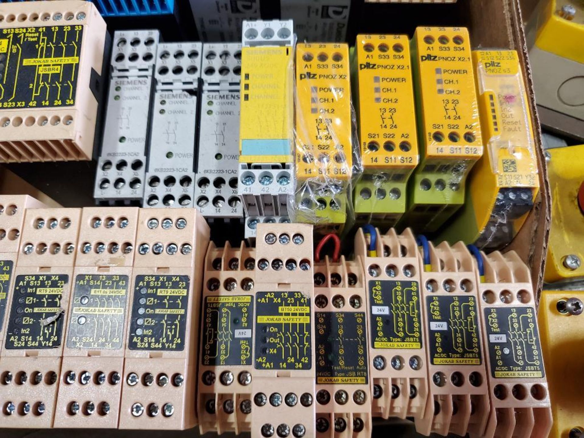 Large assortment of safety relays. - Image 4 of 6