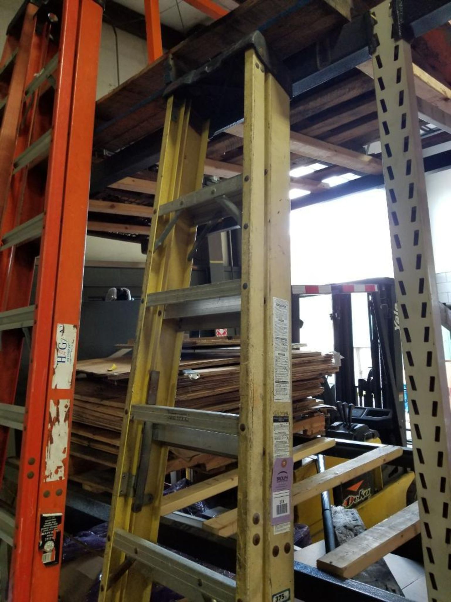 6ft Louisville folding fiberglass ladder. 375lb capacity.