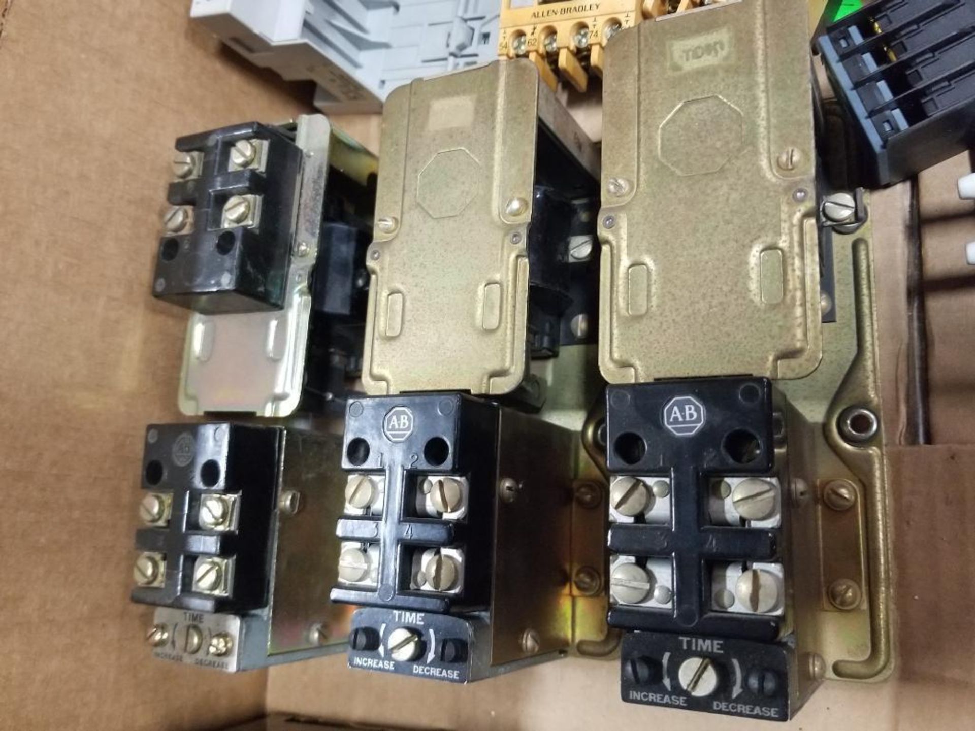 Assorted electrical contactors, relay, modules. Allen Bradley, Siemens, Halstrup Welcher. - Image 3 of 10