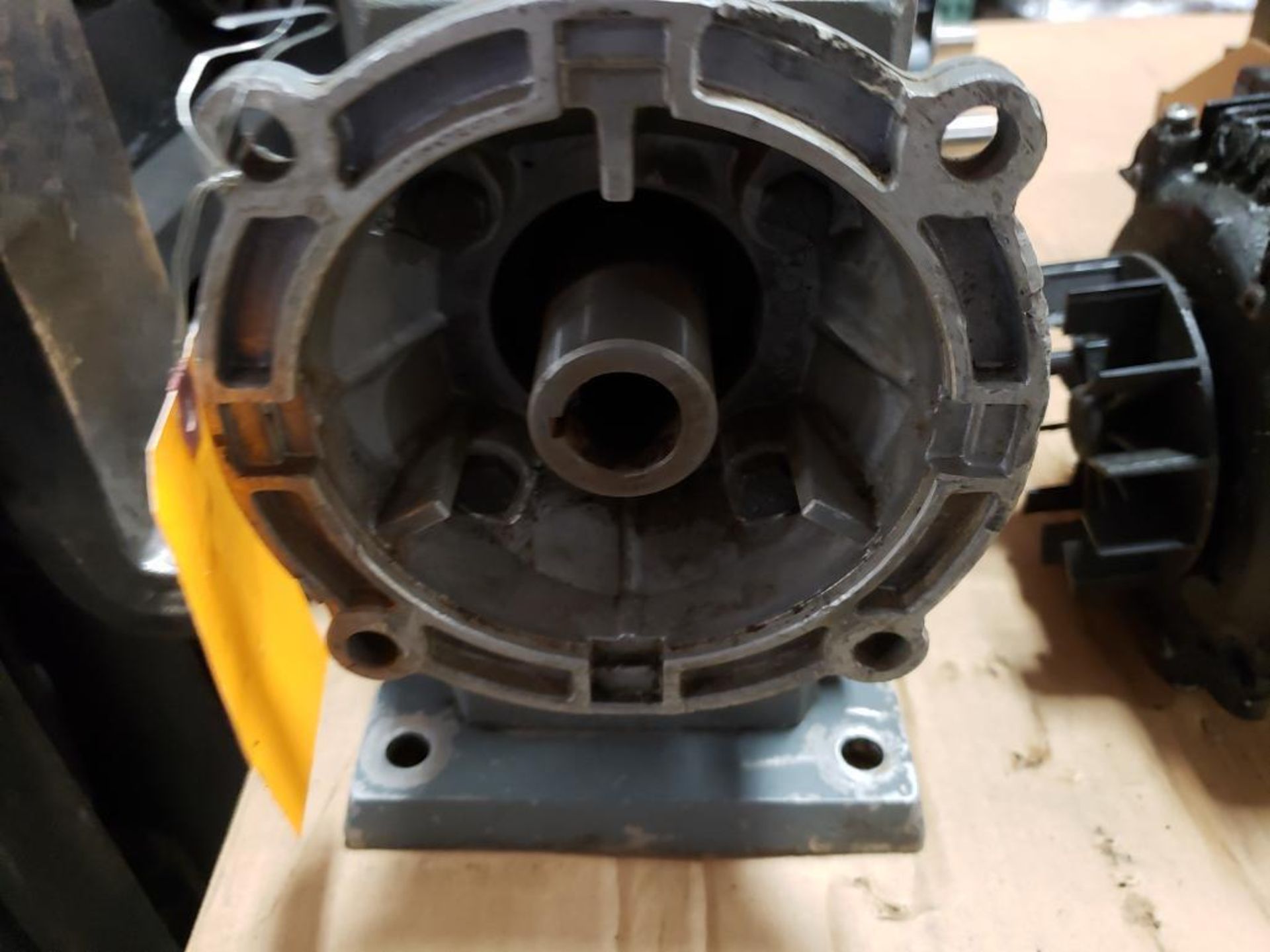 Elrgy 16-1 Ratio gear box. - Image 3 of 5