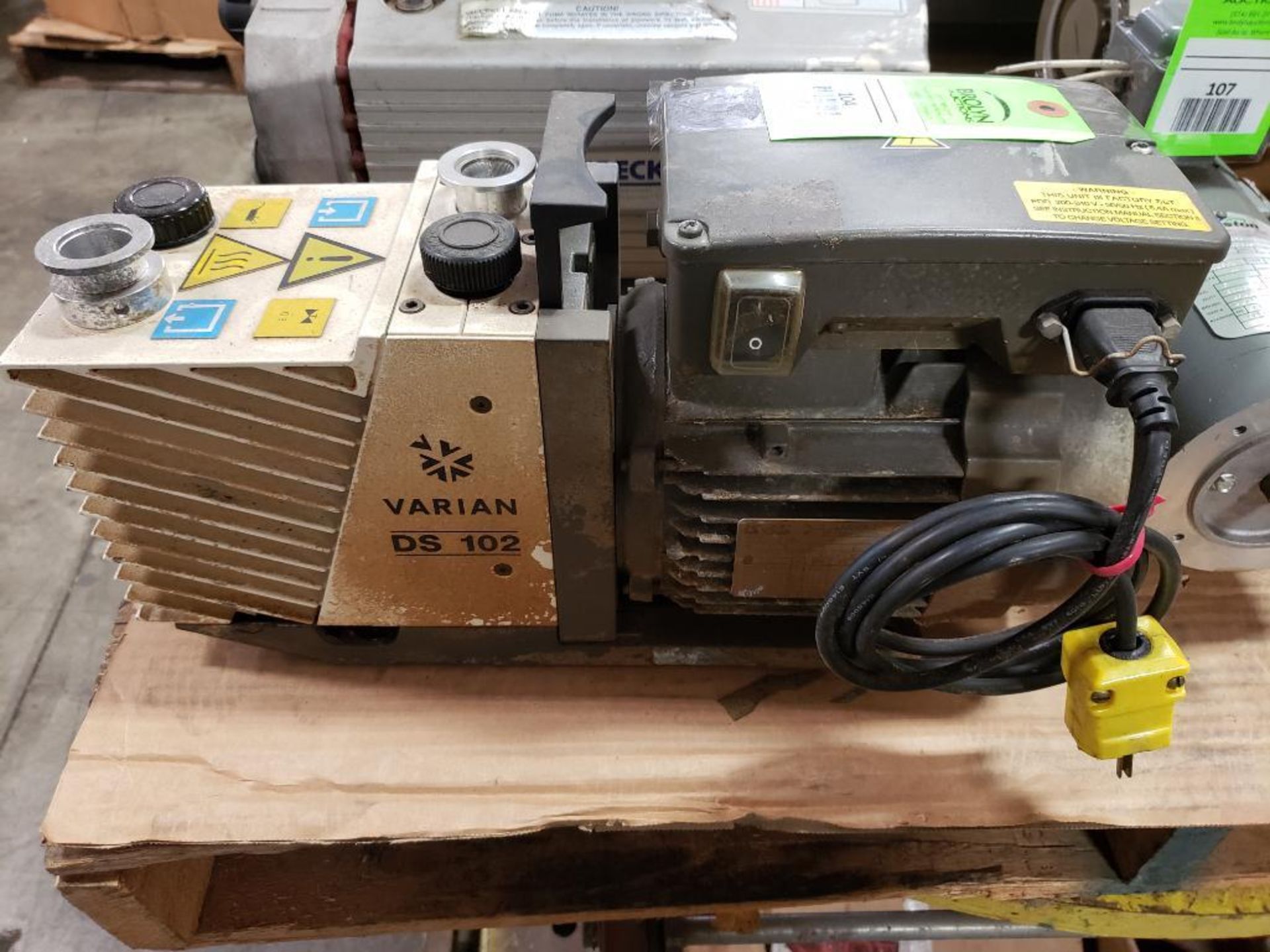 Varian DS102 vacuum pump. 949-9315. Leroy Somer 1PH motor.