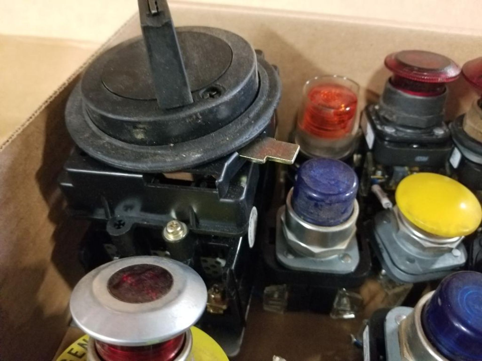 Assorted buttons, pilot lights, and switches. - Image 4 of 6