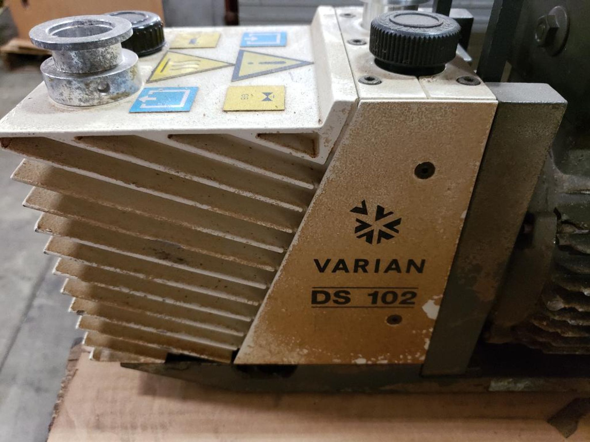 Varian DS102 vacuum pump. 949-9315. Leroy Somer 1PH motor. - Image 2 of 7