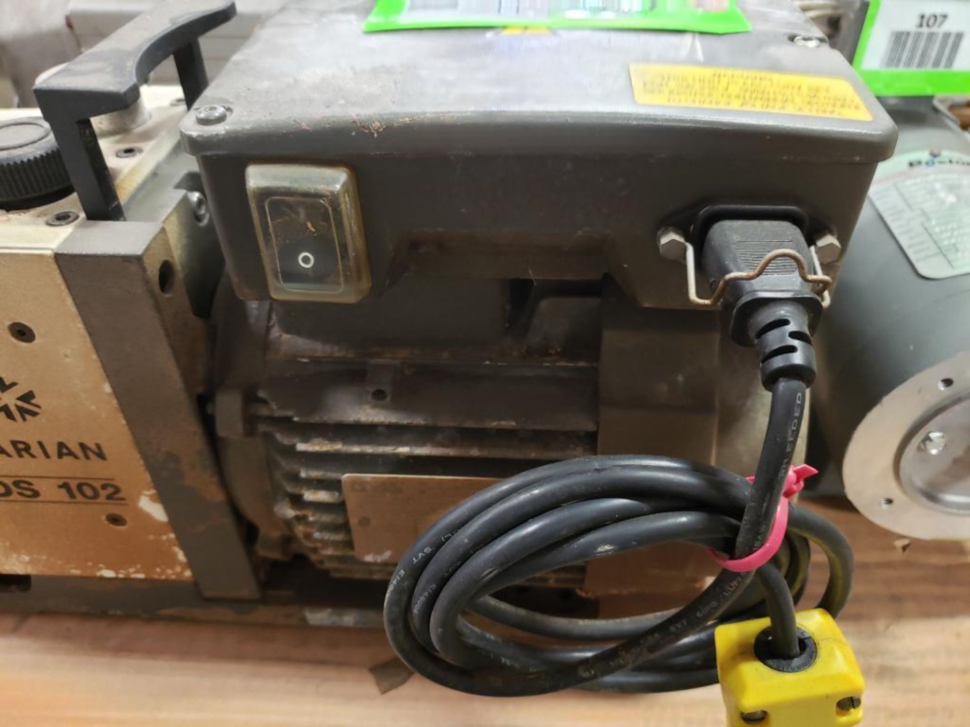 Varian DS102 vacuum pump. 949-9315. Leroy Somer 1PH motor. - Image 3 of 7