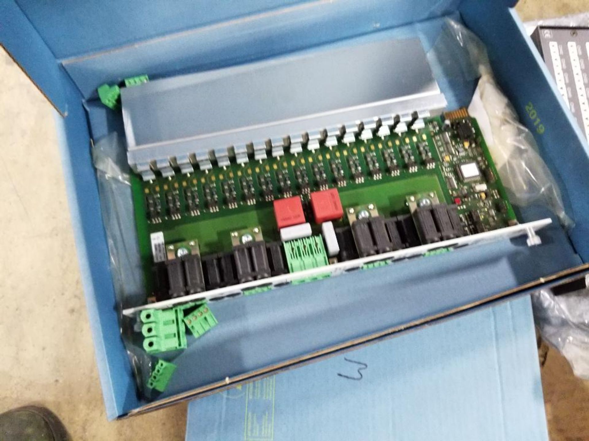 Pallet of assorted PARTS REPAIRABLE electronic boards, motor, cylinder. - Image 3 of 18