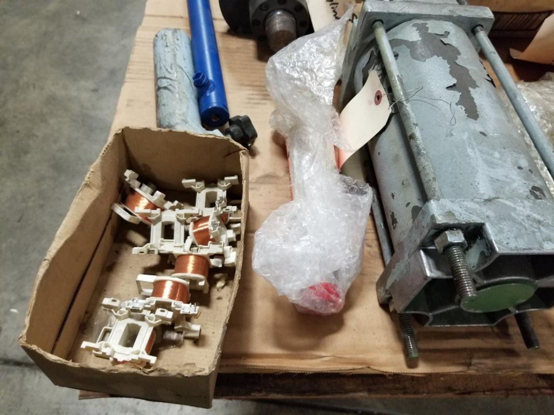 Pallet of assorted air cylinders, accessories, valves. - Image 8 of 21