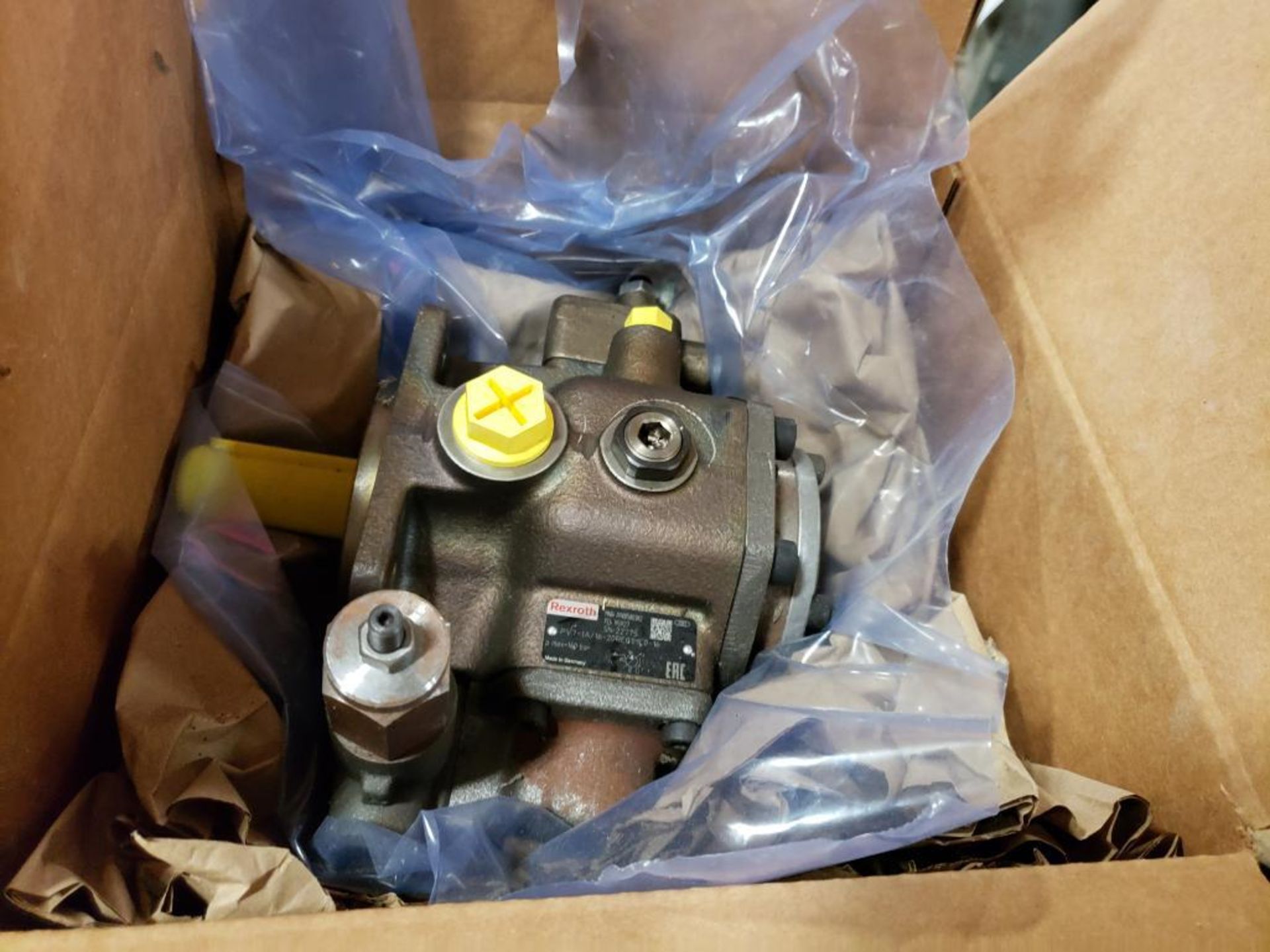 Rexroth PV7-1A/16-20RE01MC0-16 hydraulic pump.