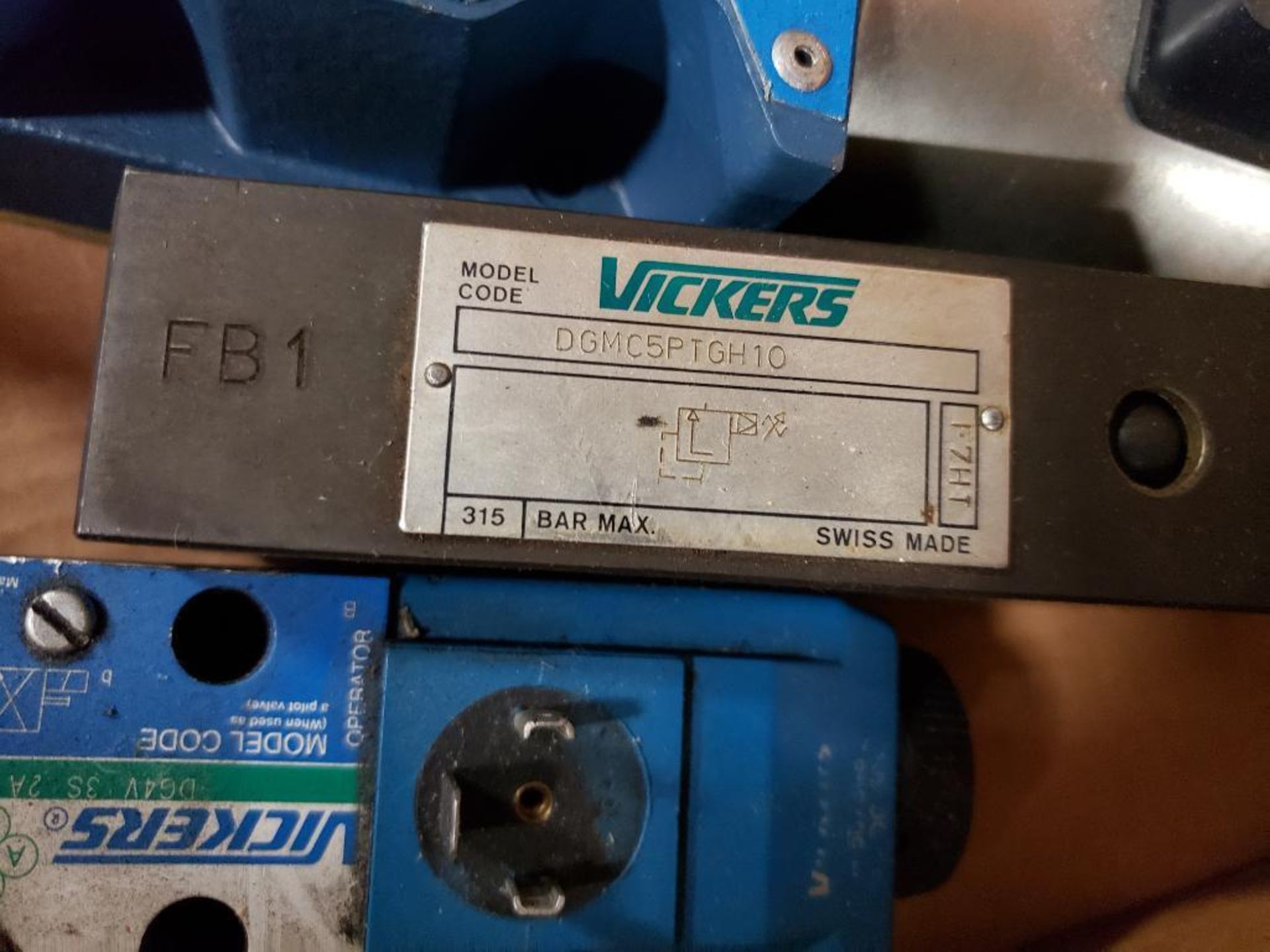 Assorted Vickers flow control valves. - Image 3 of 6