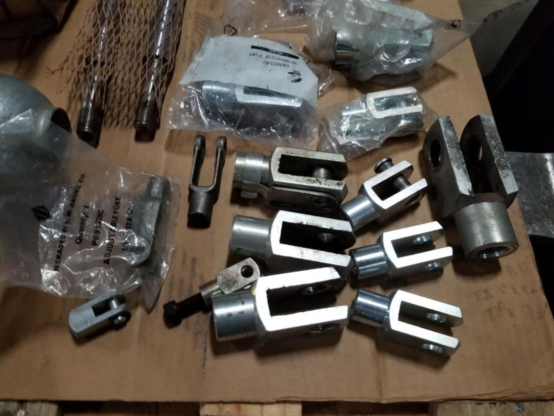 Pallet of assorted air cylinders, accessories, valves. - Image 21 of 21