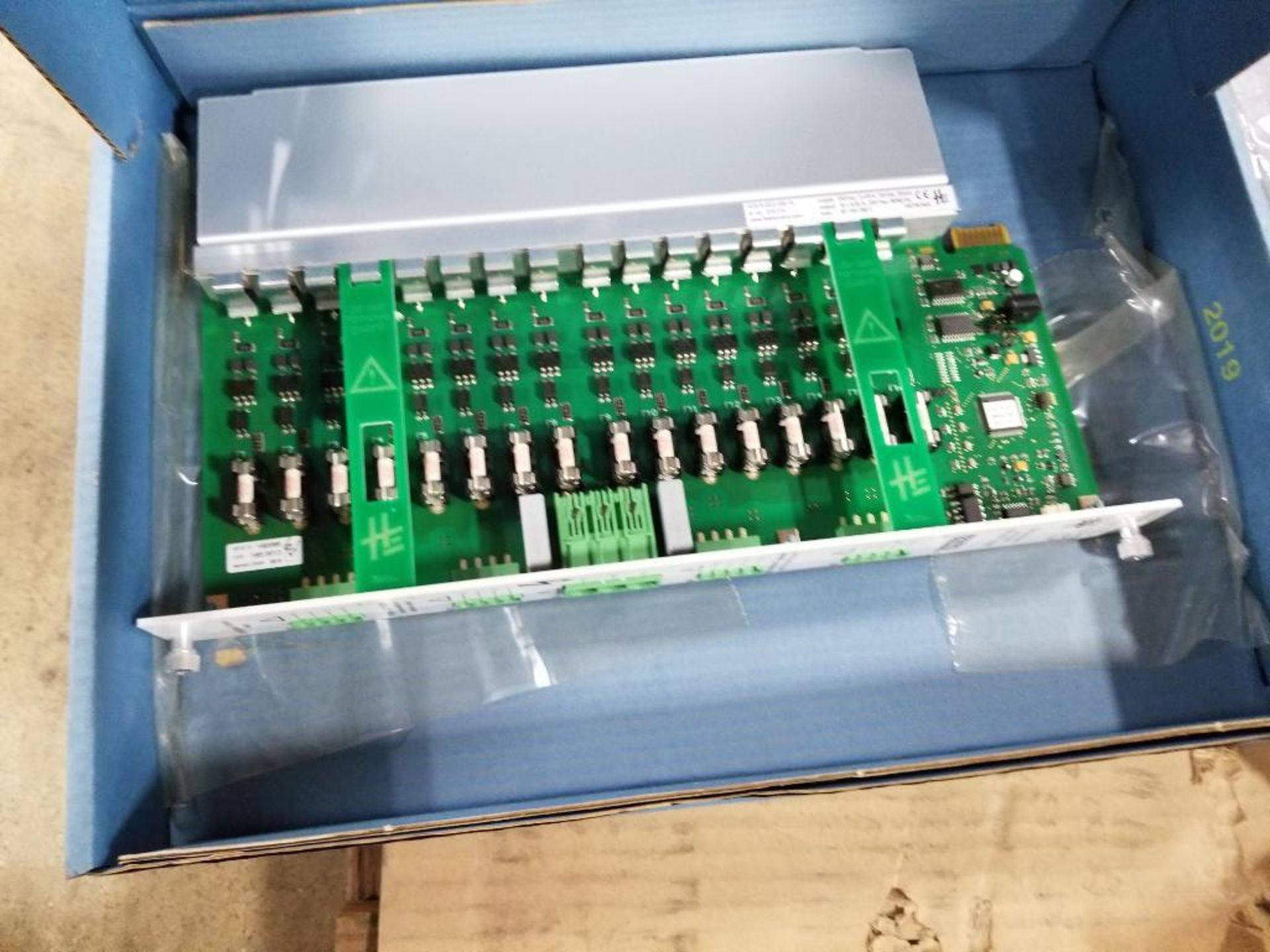 Pallet of assorted PARTS REPAIRABLE electronic boards, motor, cylinder. - Image 5 of 18
