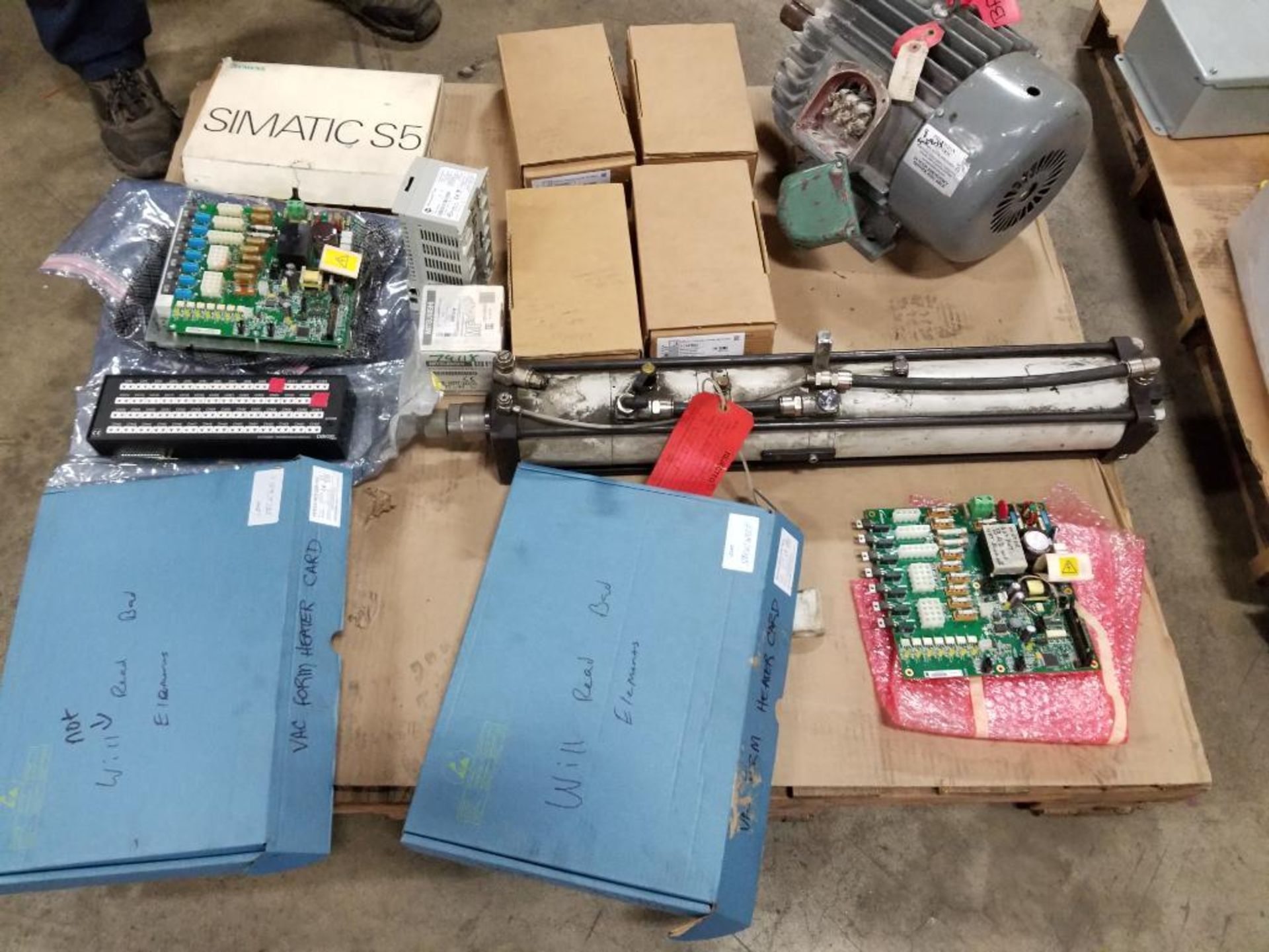 Pallet of assorted PARTS REPAIRABLE electronic boards, motor, cylinder. - Image 18 of 18