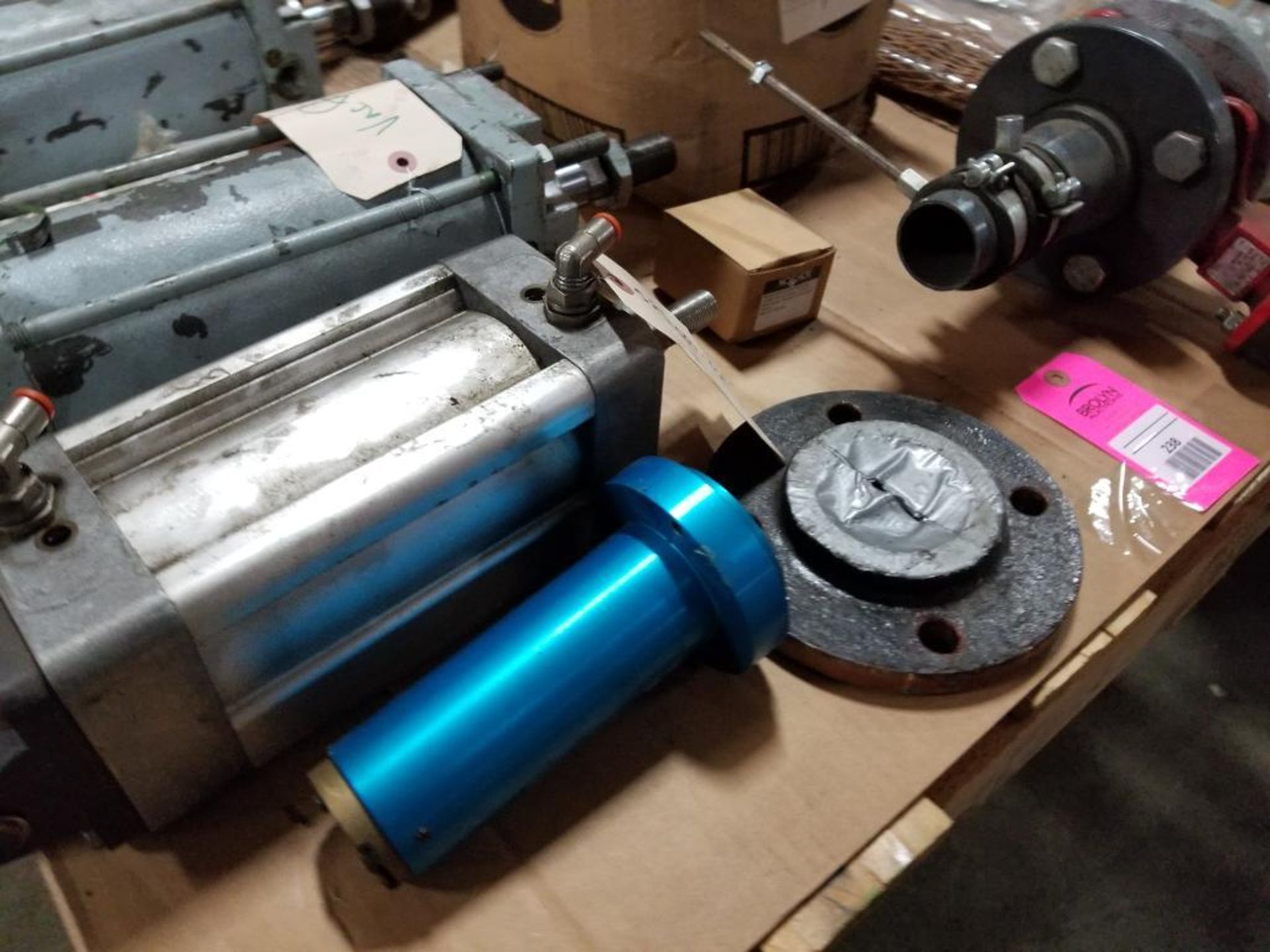 Pallet of assorted air cylinders, accessories, valves. - Image 20 of 21