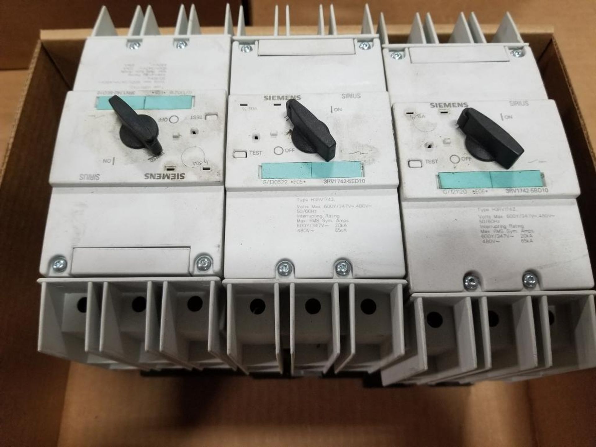 Qty 3 - Siemens 3RV1742-5ED10 circuit breaker. - Image 2 of 5