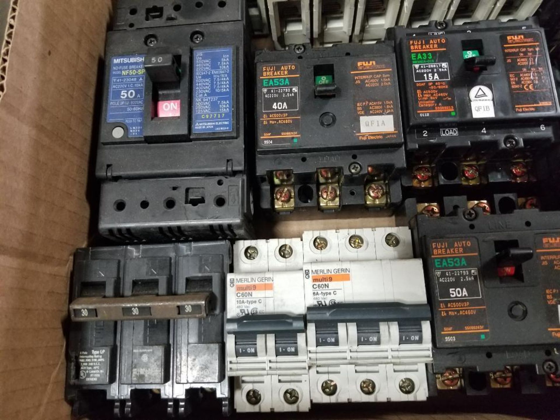 Assorted electrical circuit breaker. Mitsubishi, Fuji, Square-D, Siemens. - Image 5 of 9