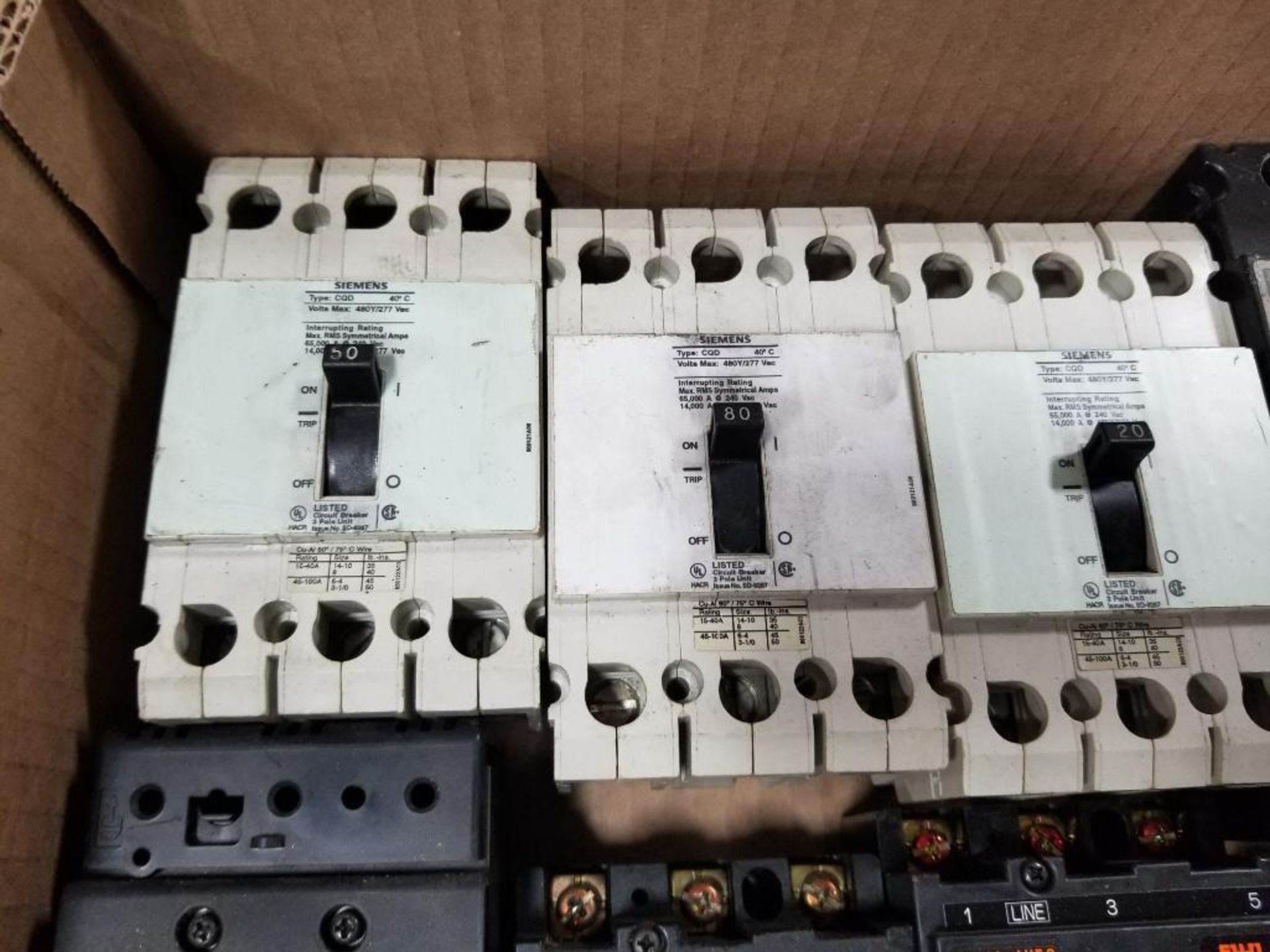 Assorted electrical circuit breaker. Mitsubishi, Fuji, Square-D, Siemens. - Image 7 of 9