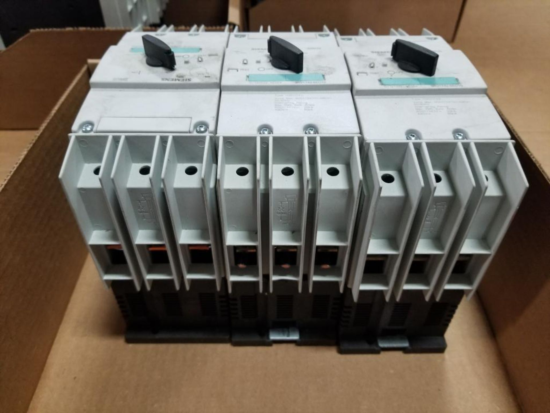 Qty 3 - Siemens 3RV1742-5ED10 circuit breaker.