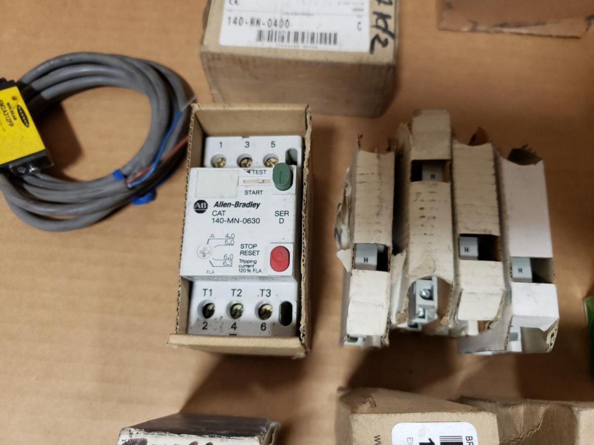 Assorted electrical sensor, relay, breaker. Allen Bradley, Banner, Telemecanique. - Image 11 of 14