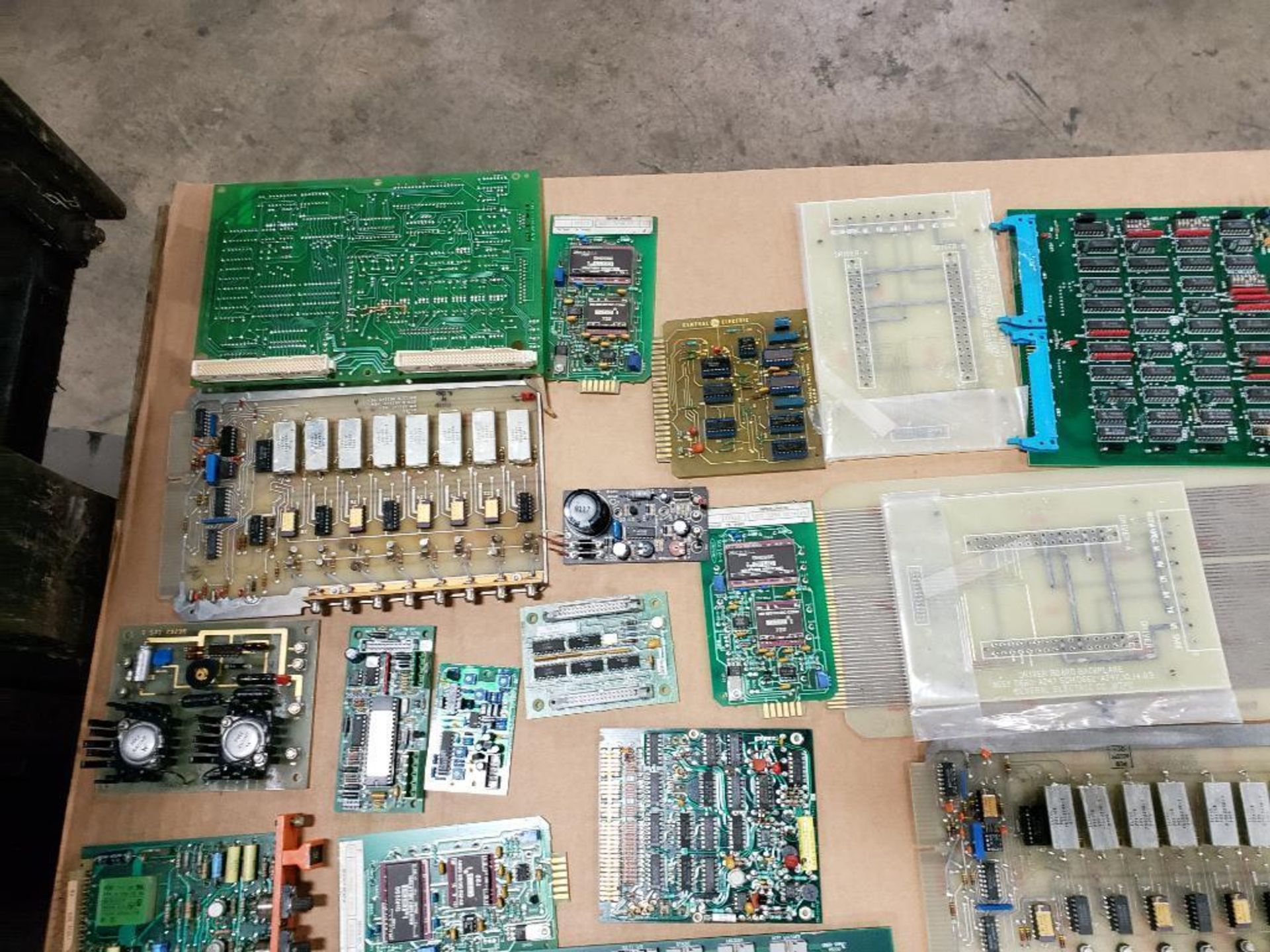 Pallet of assorted electrical control boards. - Image 8 of 94
