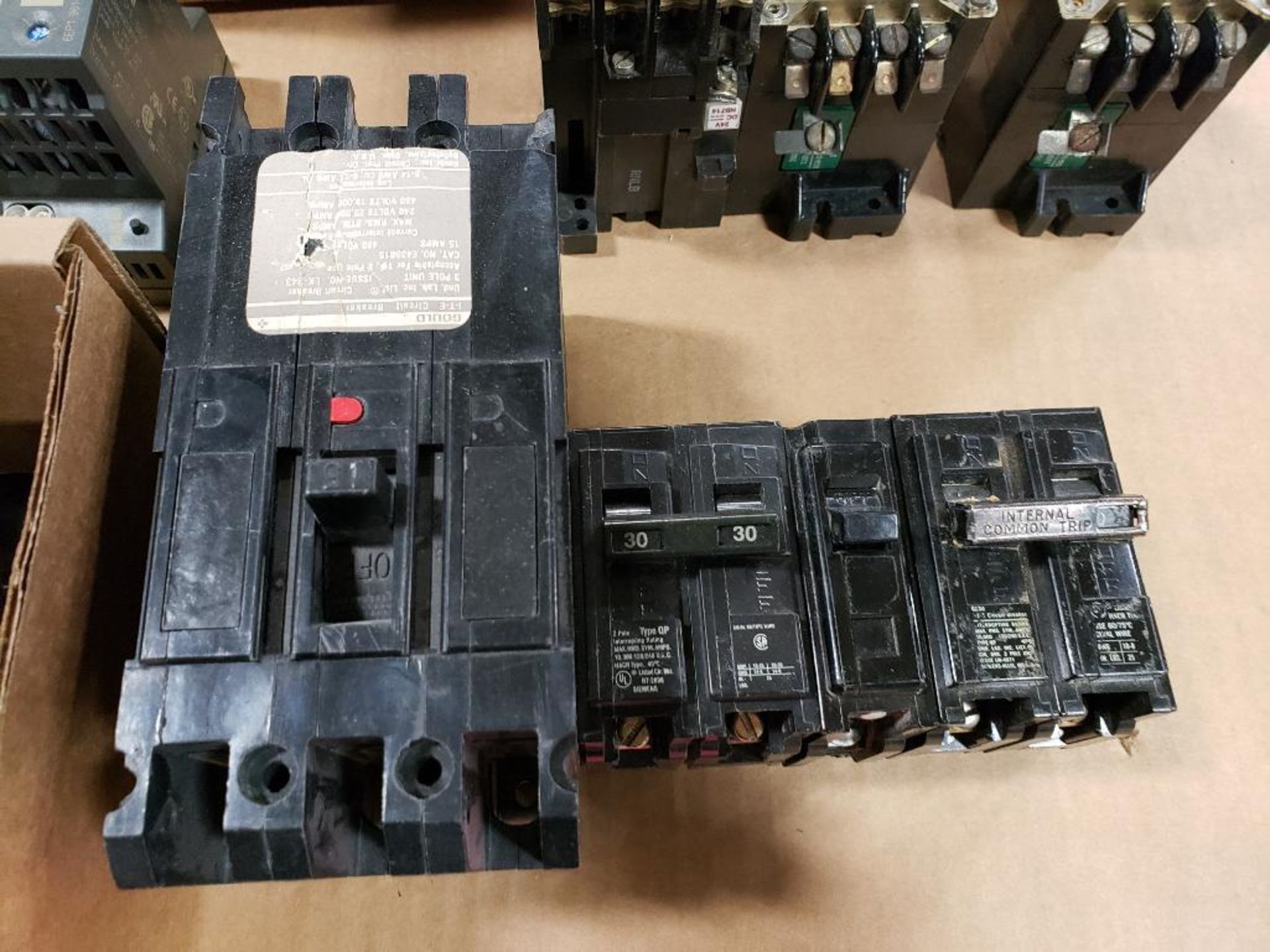 Assorted electrical breakers, contactors. Siemens, Allen Bradley, Schneider. - Image 9 of 18