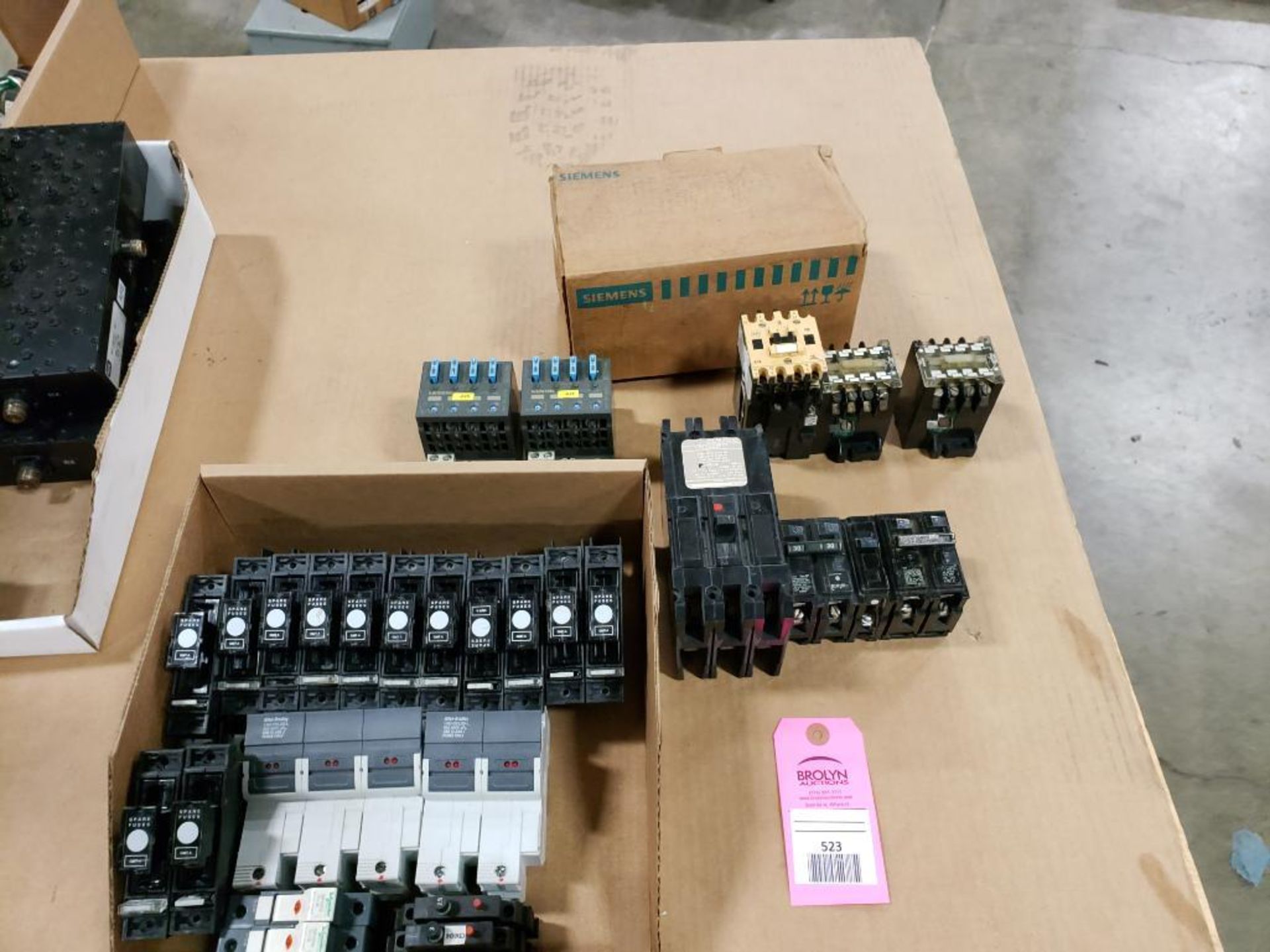 Assorted electrical breakers, contactors. Siemens, Allen Bradley, Schneider. - Image 18 of 18