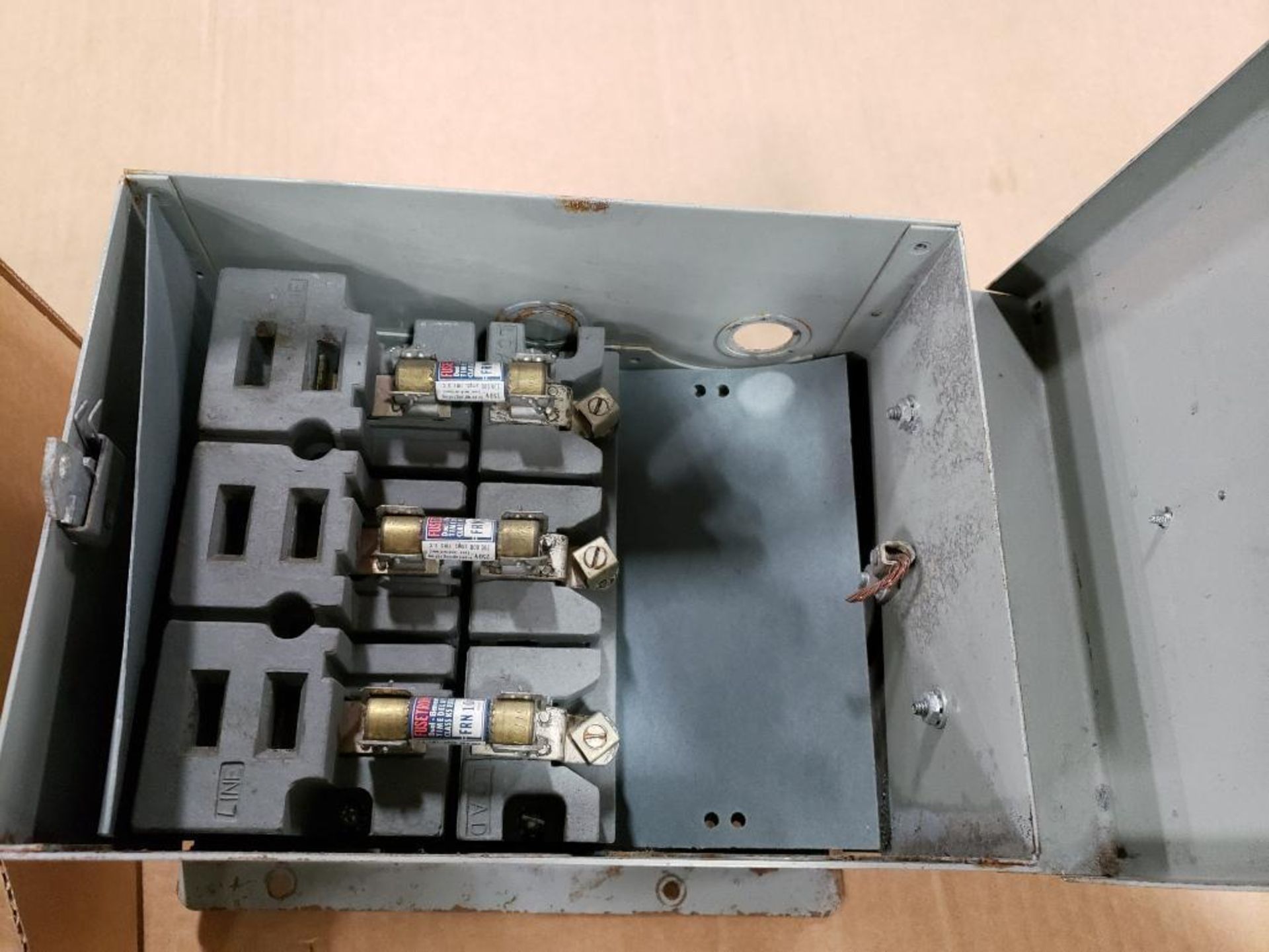 Assorted electrical fuses, timing relay, fused switch. Gould, Bussmann, Square-D. - Image 11 of 12