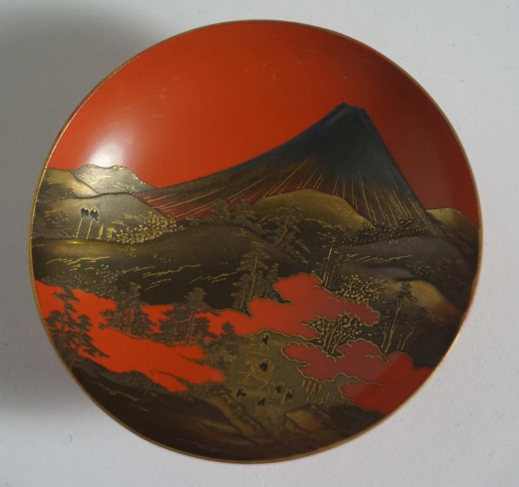 A set of seven assorted Japanese laquered saucers, Meiji period, decorated with Koi, River scenes - Bild 9 aus 10