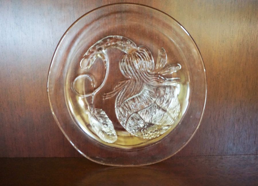 A group of assorted pressed glass bowls and platters, including a bowl decorated with a swan (19) - Image 3 of 4
