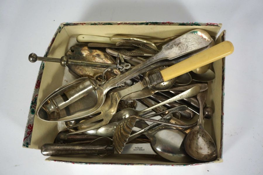 Assortment of silver and silver plate including a horn handled carving set, assorted condiments, a - Image 2 of 3
