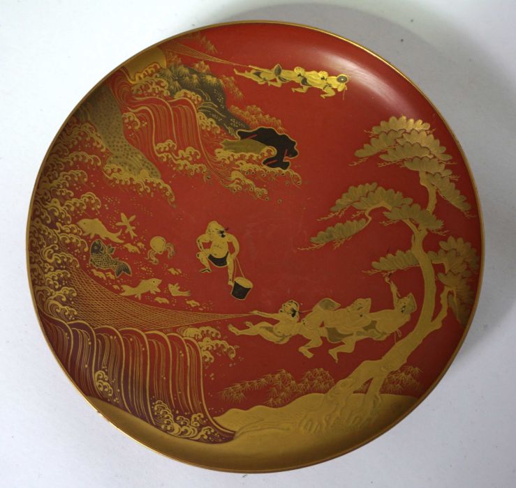 A set of seven assorted Japanese laquered saucers, Meiji period, decorated with Koi, River scenes - Bild 2 aus 10