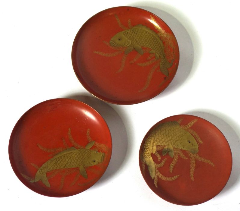 A set of seven assorted Japanese laquered saucers, Meiji period, decorated with Koi, River scenes - Bild 6 aus 10