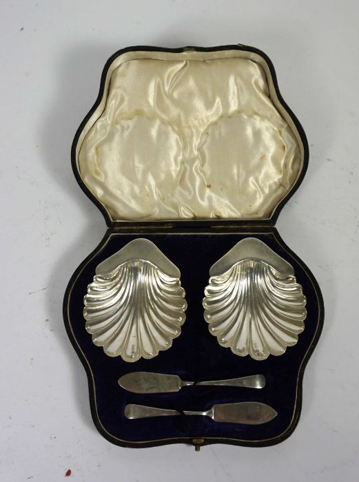 A cased set of two Edwardian silver butter shells, Chester, 1903, including an associated pair of