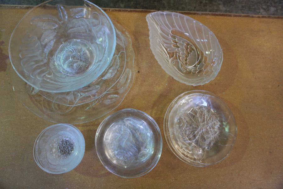A group of assorted pressed glass bowls and platters, including a bowl decorated with a swan (19) - Image 4 of 4