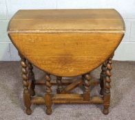 An oak gateleg occasional table, early 20th century, with twist column supports, 73cm high, 102cm