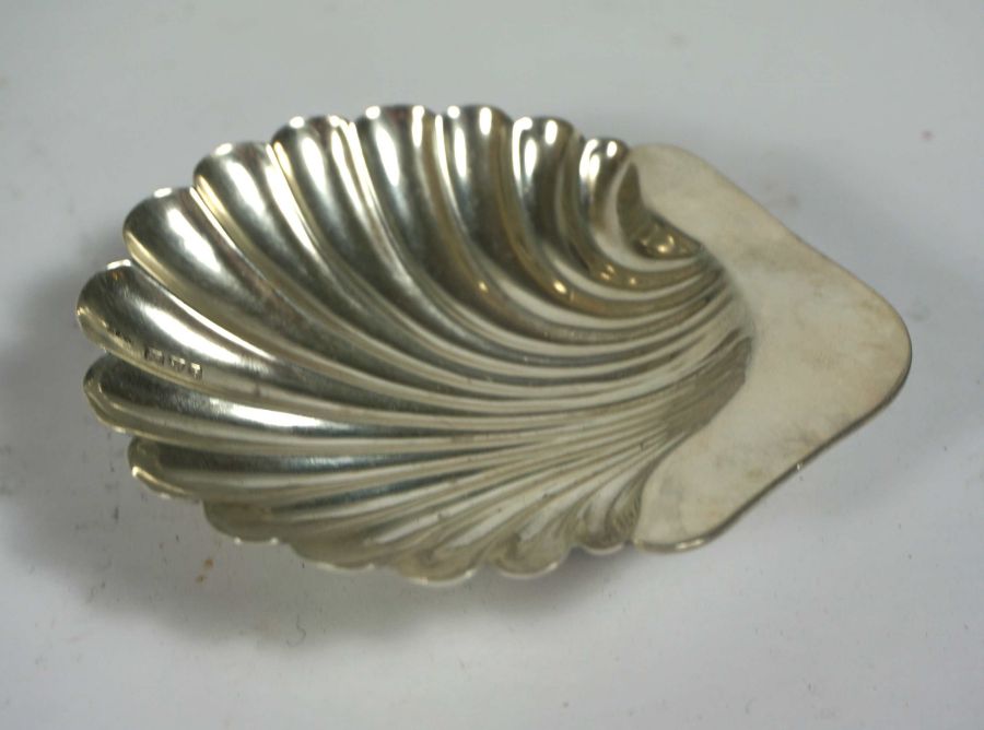 A cased set of two Edwardian silver butter shells, Chester, 1903, including an associated pair of - Bild 2 aus 3