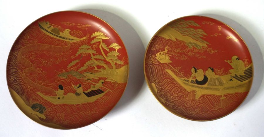 A set of seven assorted Japanese laquered saucers, Meiji period, decorated with Koi, River scenes - Bild 4 aus 10
