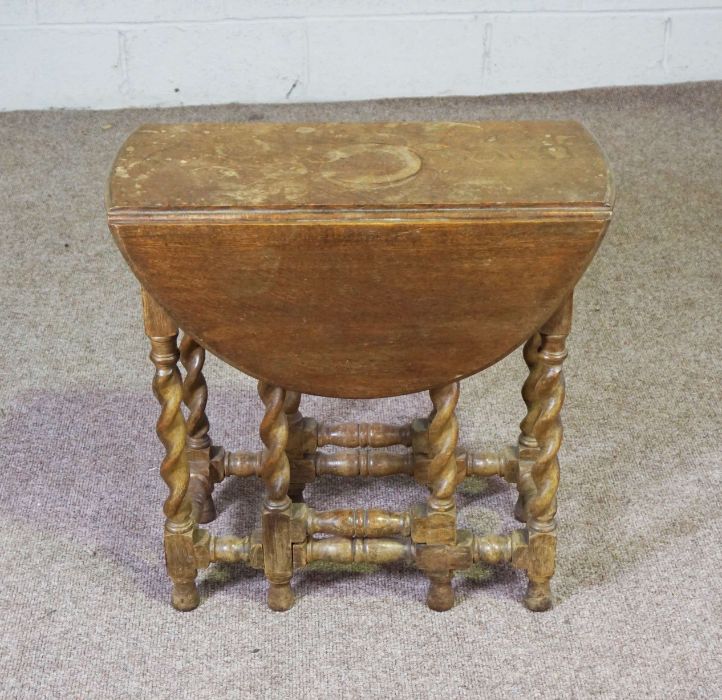 A small oak 17th century style gateleg table, 20th century, 66cm high, 80cm wide (open)