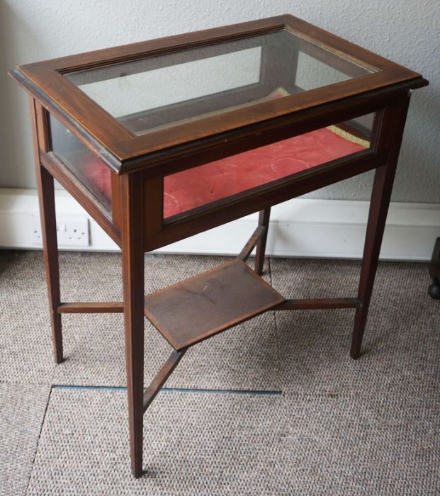 Edwardian mahogany vitrine table, circa 1910, with glass inset top and decorative banding, the - Image 5 of 5