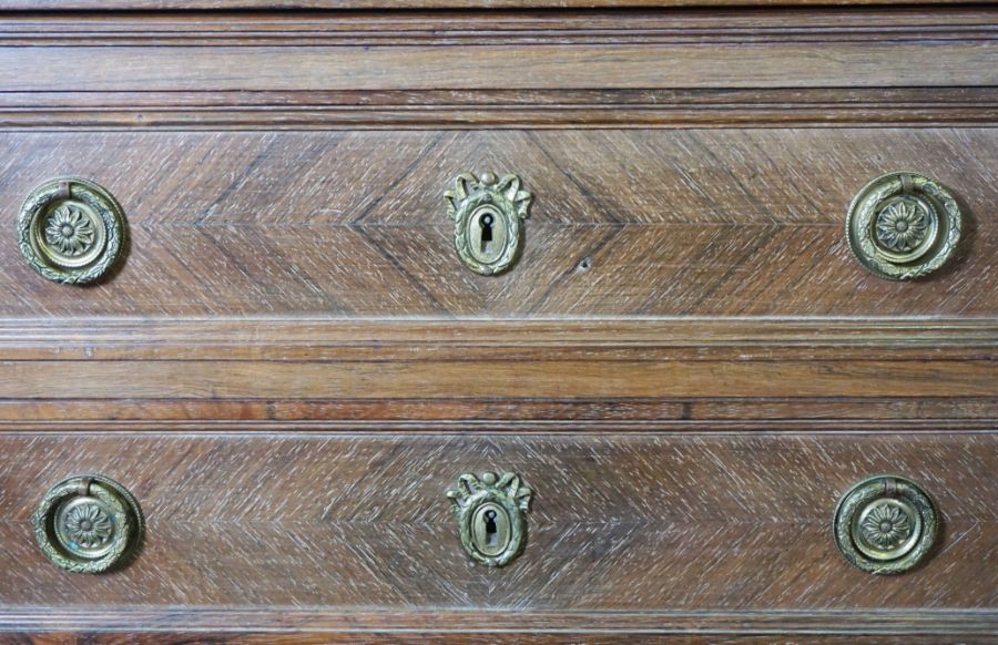 A Louis XVI style walnut chest of drawers, with a moulded top over six drawers, 120cm high, 80cm - Image 6 of 6