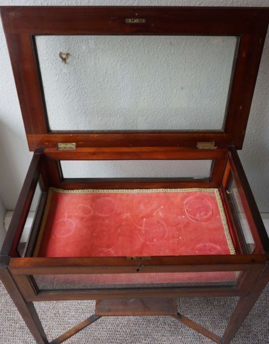 Edwardian mahogany vitrine table, circa 1910, with glass inset top and decorative banding, the - Image 3 of 5