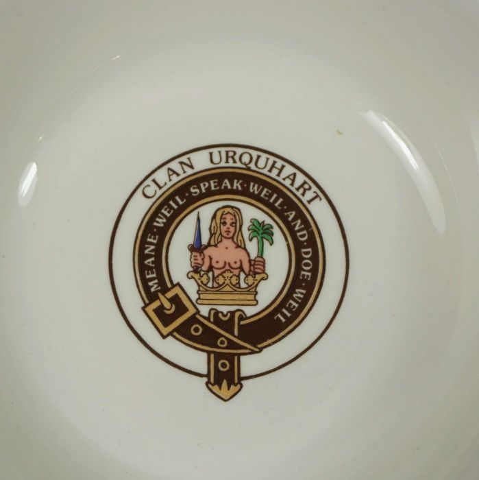 A set of Clan Urquhart crested table china, including 12 bowls, 12 large plates, 12 dessert - Image 5 of 7
