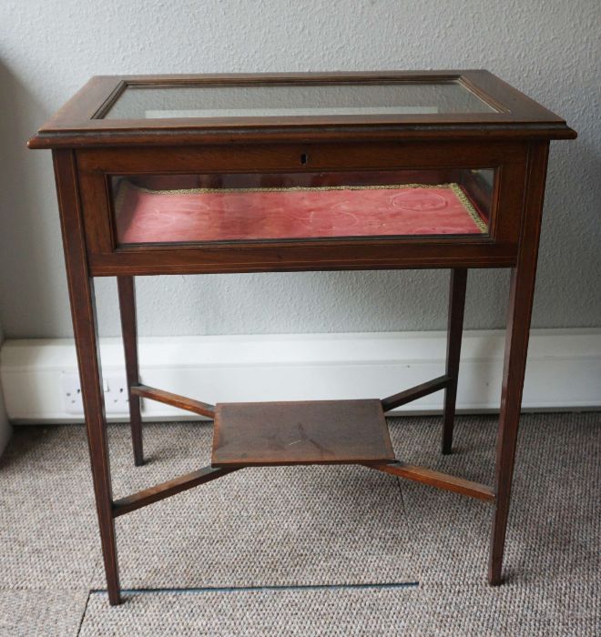 Edwardian mahogany vitrine table, circa 1910, with glass inset top and decorative banding, the - Image 2 of 5
