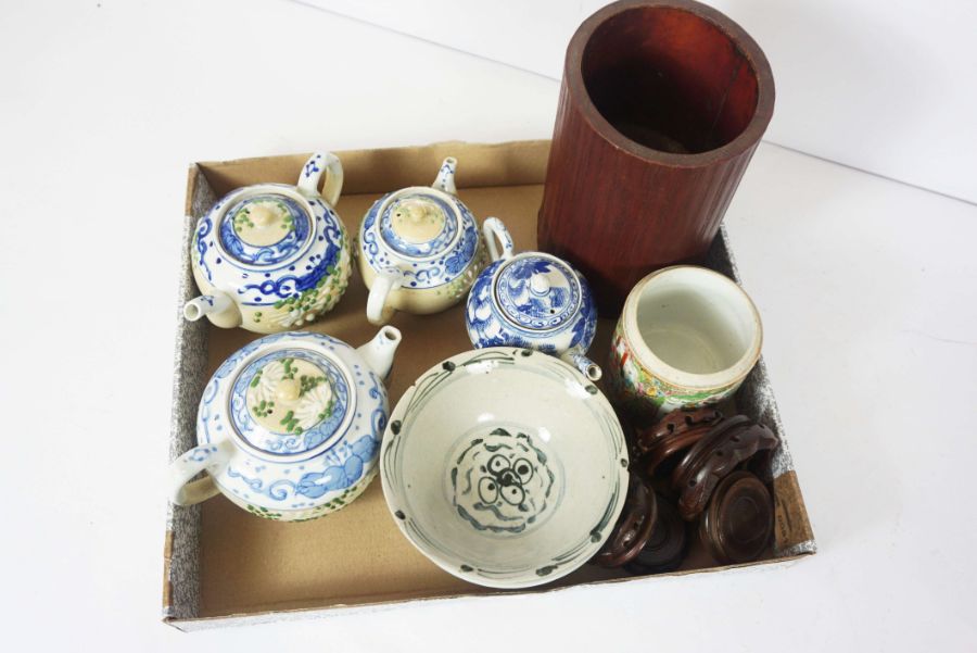 A group of oriental ceramics, including a small bullet form blue and white teapot, two bowls, and - Image 5 of 5