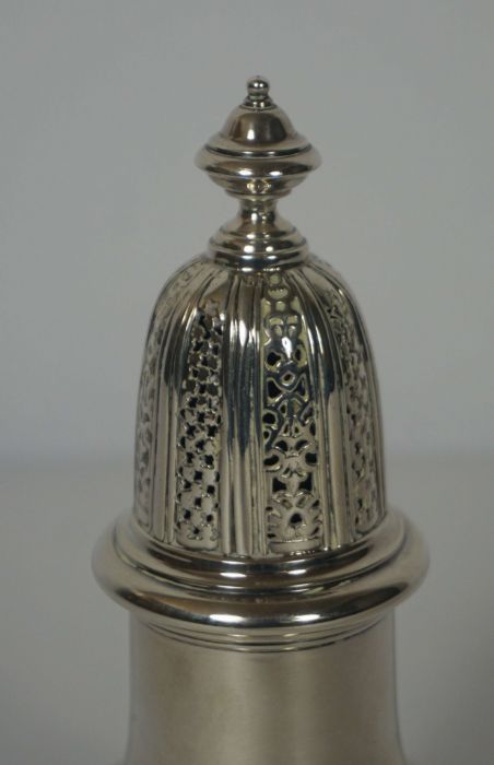 A modern silver sugar castor, London, 1975, RC, of typical baluster form, 16cm high - Image 2 of 3