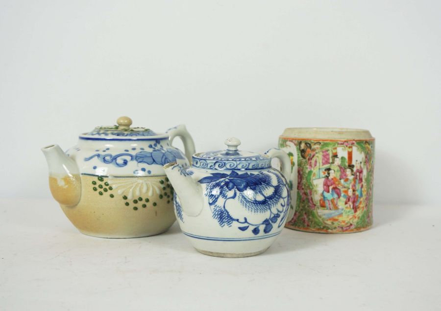 A group of oriental ceramics, including a small bullet form blue and white teapot, two bowls, and - Image 2 of 5