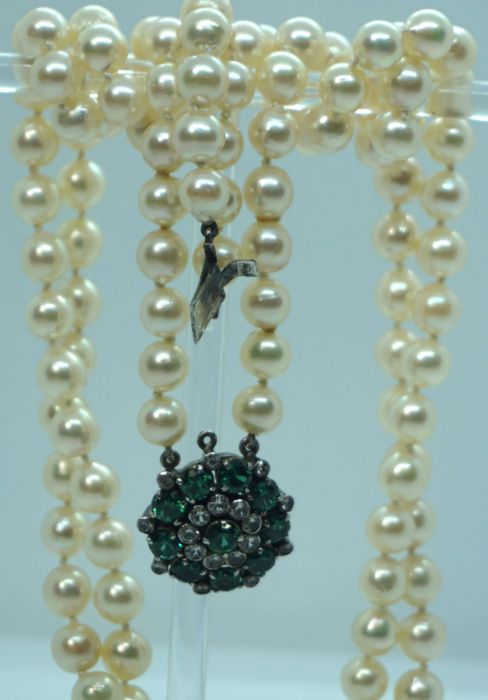A Vintage cased necklace of cultured and graduated pearls, with a paste ‘emerald and diamond’ - Image 4 of 5